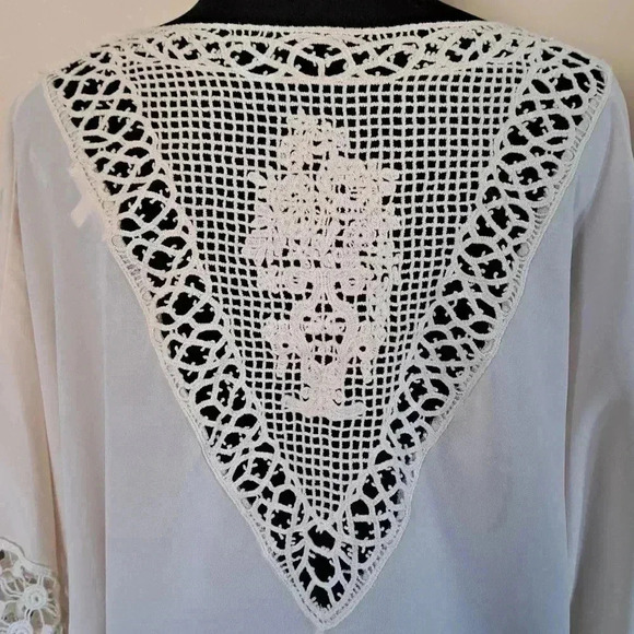 ❤️ Monteau Cream Blouse with crochet back - Picture 5 of 11